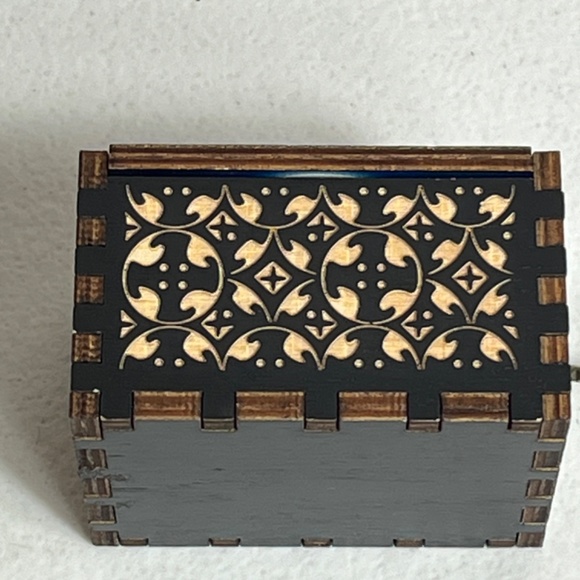 Harry Potter Heart Platform 9 3/4 Wooden Hand Crank Music Box Musical Movie New - Picture 7 of 10